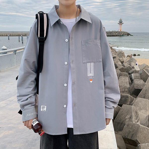 Plats vīriešu krekls ar klasisku apkakli un kabatu