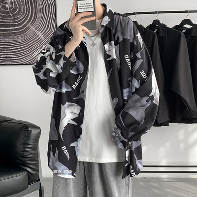 Cămașă bărbătească model larg cu aplicație și mâneci lungi