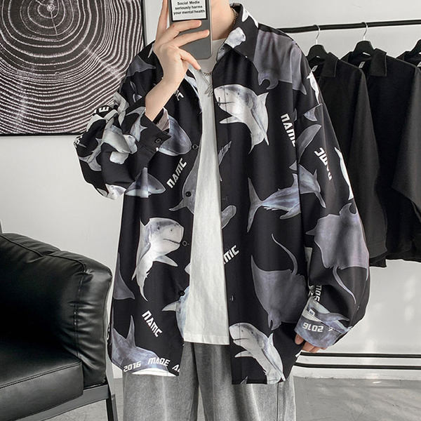 Cămașă bărbătească model larg cu aplicație și mâneci lungi