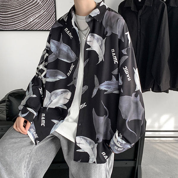 Cămașă bărbătească model larg cu aplicație și mâneci lungi