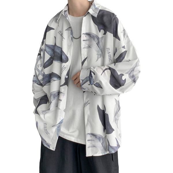 Cămașă bărbătească model larg cu aplicație și mâneci lungi