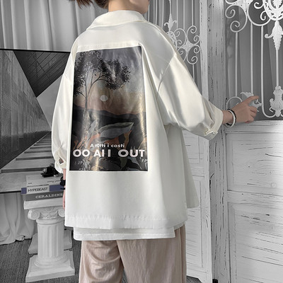 Ανδρικό πουκάμισο φαρδύ μοντέλο σε λευκό και μαύρο με απλικέ στο πίσω μέρος