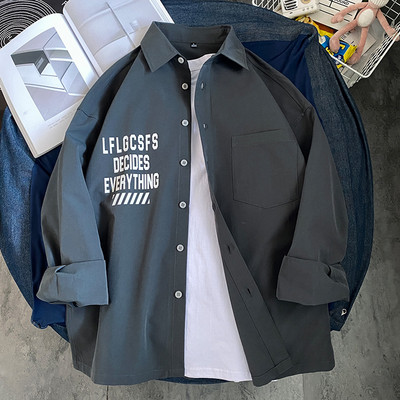 Ανδρικό πουκάμισο φαρδιά μοντέλο με μακριά μανίκια και επιγραφή