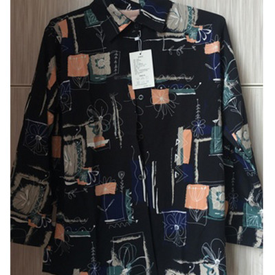 Jauna modeļa vīriešu krekls ar klasisku apkakli un garām piedurknēm