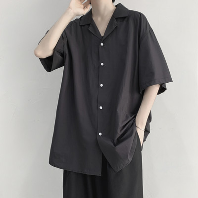 Ανδρικό μονόχρωμο πουκάμισο με κλασικό γιακά και κουμπιά