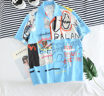 Aktuāls vīriešu krekls ar īsām piedurknēm un dažādu aplikāciju