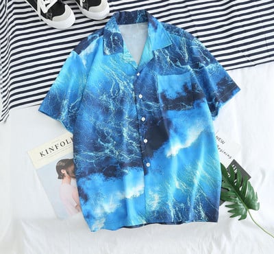 Aktuāls vīriešu krekls ar īsām piedurknēm un dažādu aplikāciju