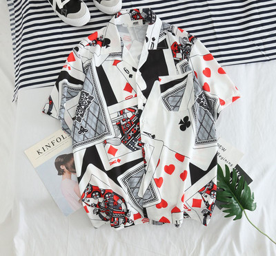 Aktuāls vīriešu krekls ar īsām piedurknēm un dažādu aplikāciju