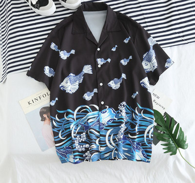 Aktuāls vīriešu krekls ar īsām piedurknēm un dažādu aplikāciju