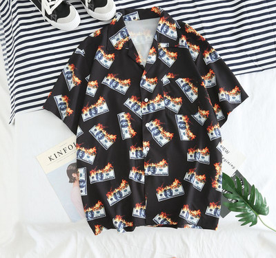 Aktuāls vīriešu krekls ar īsām piedurknēm un dažādu aplikāciju