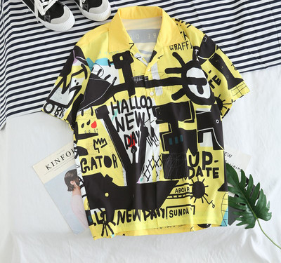 Aktuāls vīriešu krekls ar īsām piedurknēm un dažādu aplikāciju