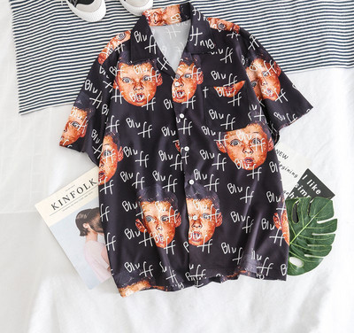 Aktuāls vīriešu krekls ar īsām piedurknēm un dažādu aplikāciju