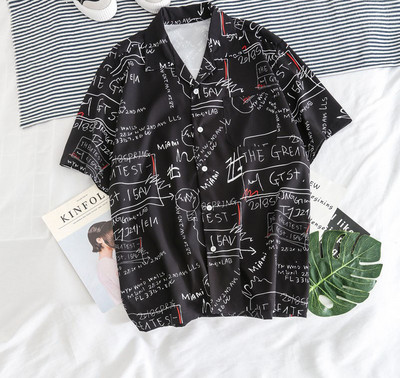 Aktuāls vīriešu krekls ar īsām piedurknēm un dažādu aplikāciju