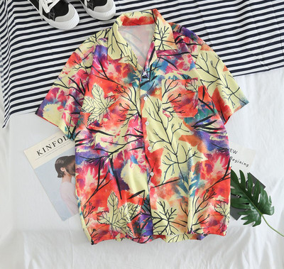 Aktuāls vīriešu krekls ar īsām piedurknēm un dažādu aplikāciju