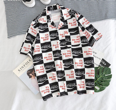 Aktuāls vīriešu krekls ar īsām piedurknēm un dažādu aplikāciju