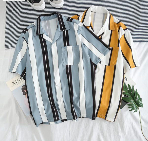 Aktuāls vīriešu krekls ar īsām piedurknēm un dažādu aplikāciju