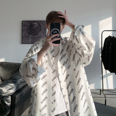 Ikdienas plats vīriešu krekls ar uzrakstiem