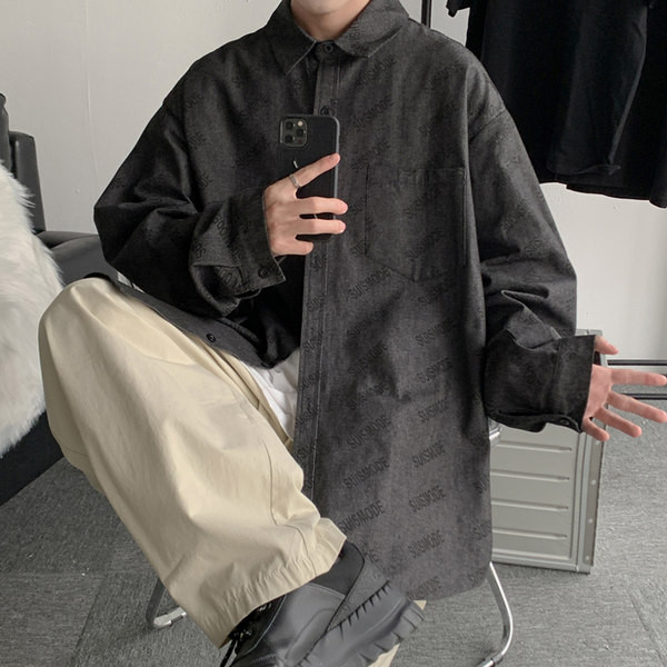 Ikdienas plats vīriešu krekls ar uzrakstiem