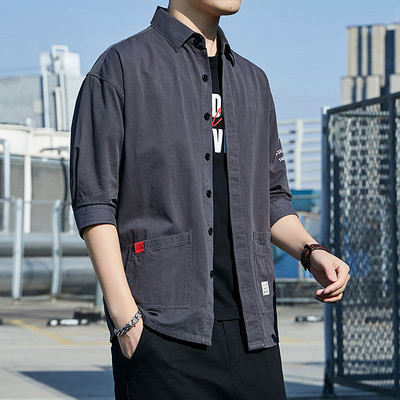 Cămașă bărbătească din bumbac cu buzunare și inscripție