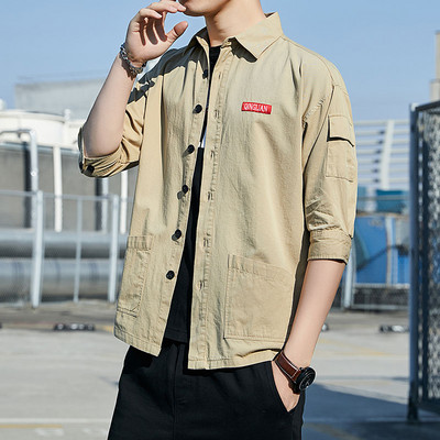 Cămașă bărbătească din bumbac cu buzunare și inscripție