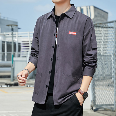 Cămașă bărbătească din bumbac cu buzunare și inscripție