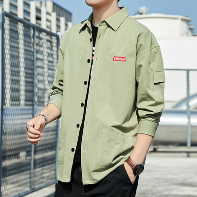 Cămașă bărbătească din bumbac cu buzunare și inscripție