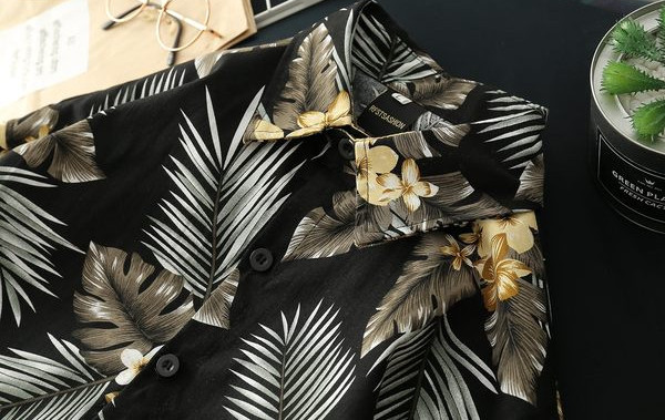 Vīriešu melns krekls ar ziedu rakstu un klasisku apkakli