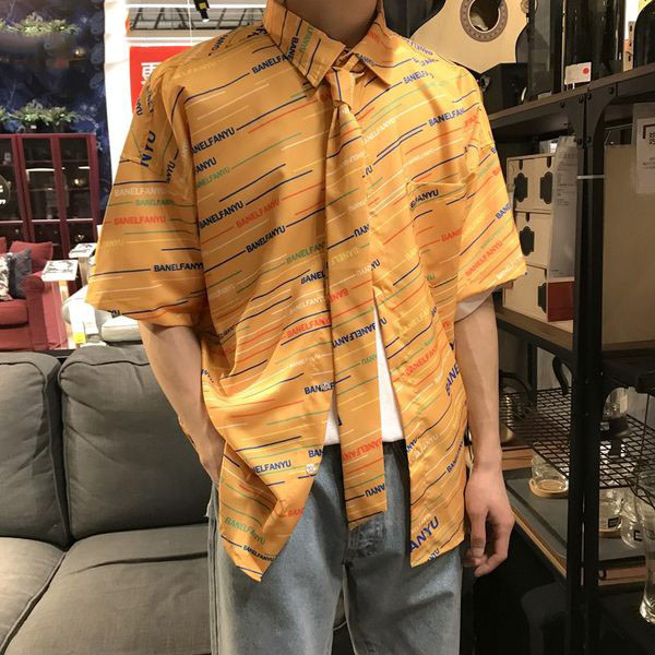 Ανδρικό χρωματιστό πουκάμισο με τσέπη και κοντά μανίκια