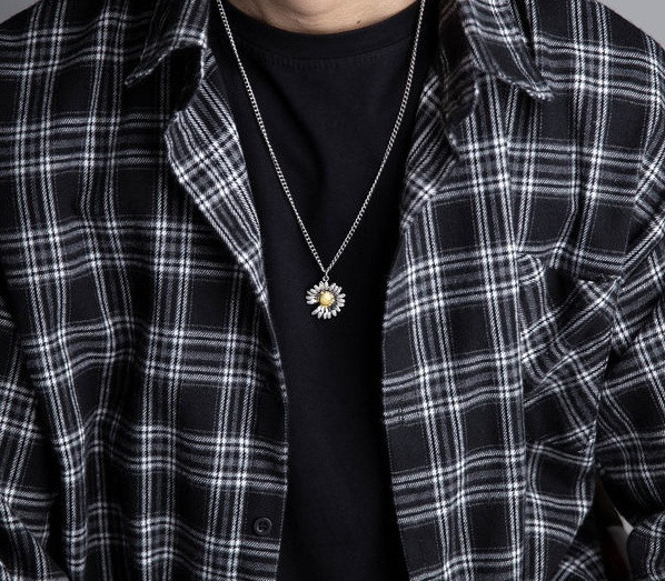 Actual lanț bărbătesc cu pandantiv cu flori