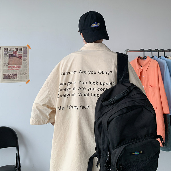 Cămașă pentru bărbați într-o singură culoare, cu mâneci scurte și buzunare