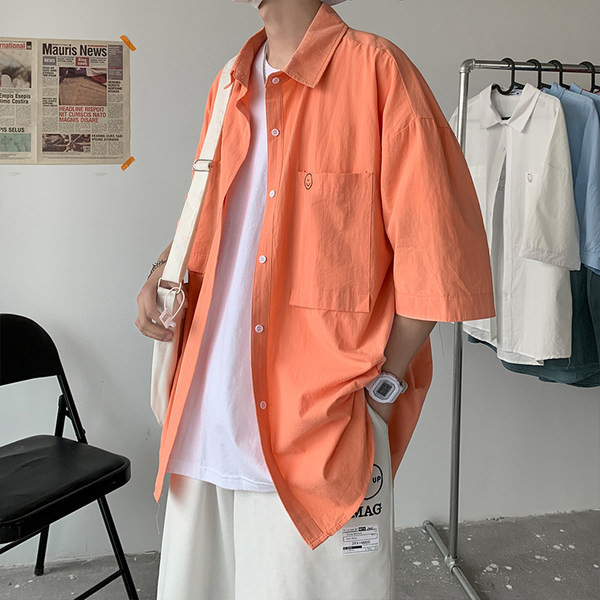 Cămașă pentru bărbați într-o singură culoare, cu mâneci scurte și buzunare