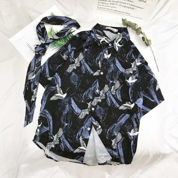 Aktuālais vīriešu krekls ar aplikācijām un klasisku apkakli