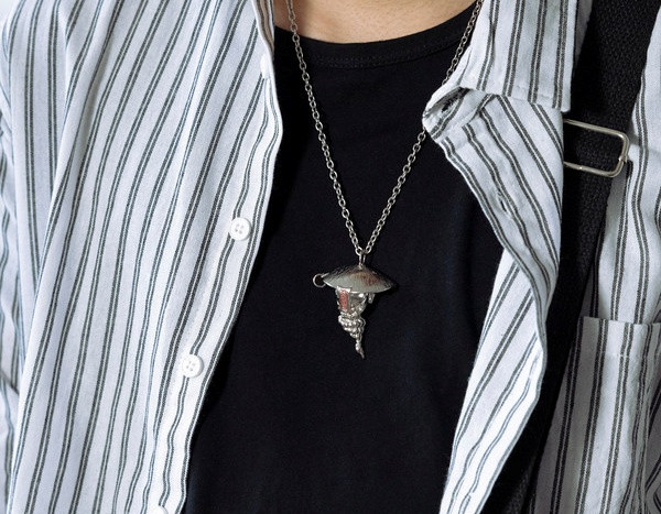 Moodne meeste teraskett ripatsi ja kirjaga