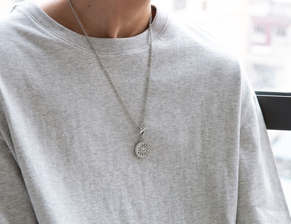 Actual lanț bărbătesc cu pandantiv rotativ