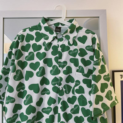 Ανδρικό πουκάμισο με μοτίβο καρδιές και κλασικό γιακά