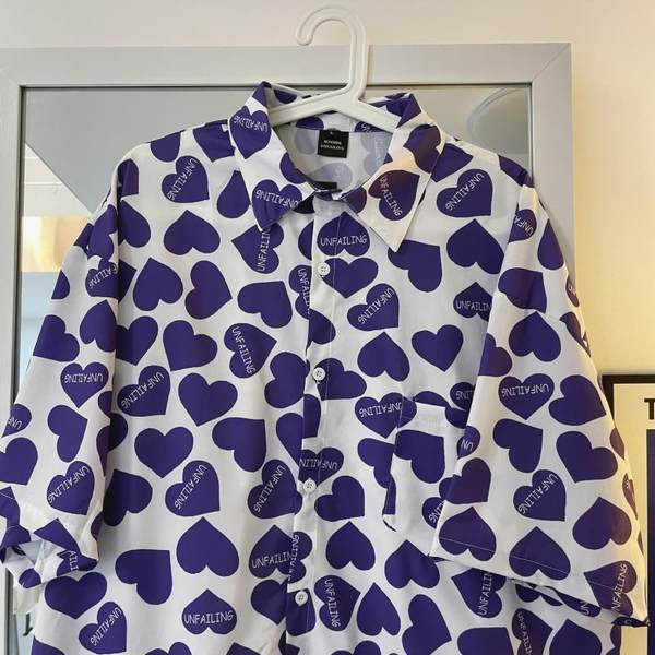 Ανδρικό πουκάμισο με μοτίβο καρδιές και κλασικό γιακά