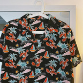 Vīriešu krekls ar krāsainu aplikāciju un īsām piedurknēm