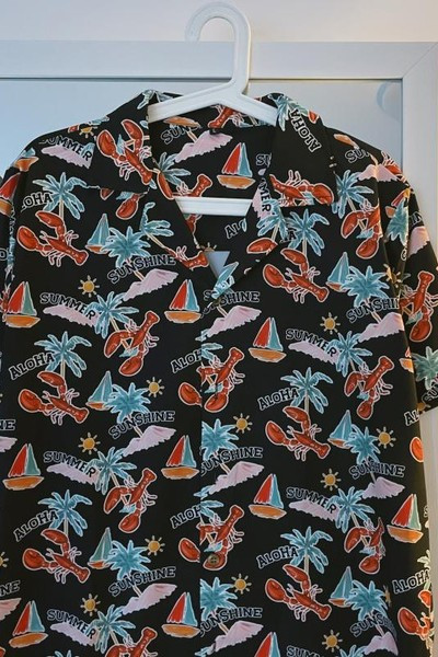 Vīriešu krekls ar krāsainu aplikāciju un īsām piedurknēm