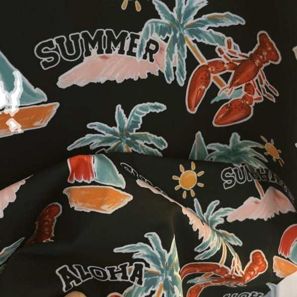 Vīriešu krekls ar krāsainu aplikāciju un īsām piedurknēm