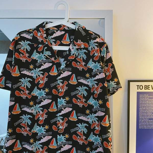 Vīriešu krekls ar krāsainu aplikāciju un īsām piedurknēm