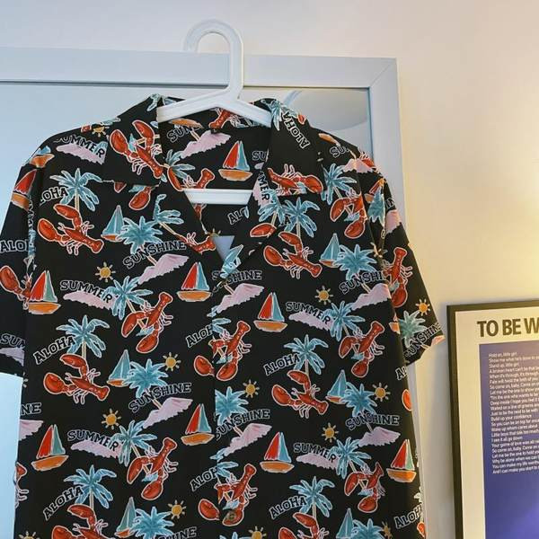 Vīriešu krekls ar krāsainu aplikāciju un īsām piedurknēm