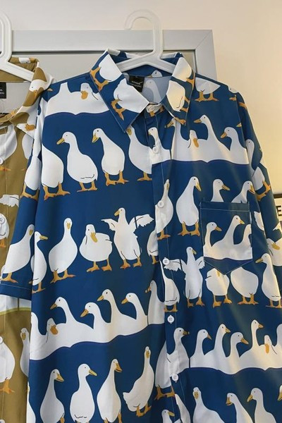 Cămașă pentru bărbați cu guler clasic și aplicație colorată