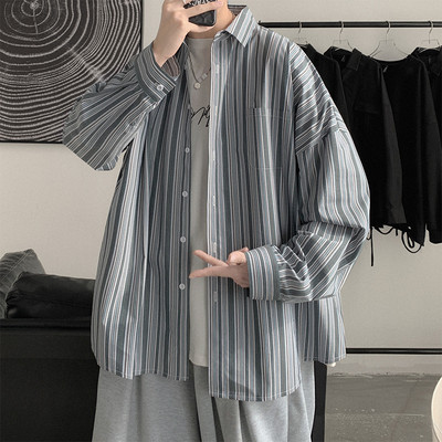 Cămașă lată în dungi, cu nasturi