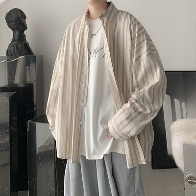 Cămașă lată în dungi, cu nasturi