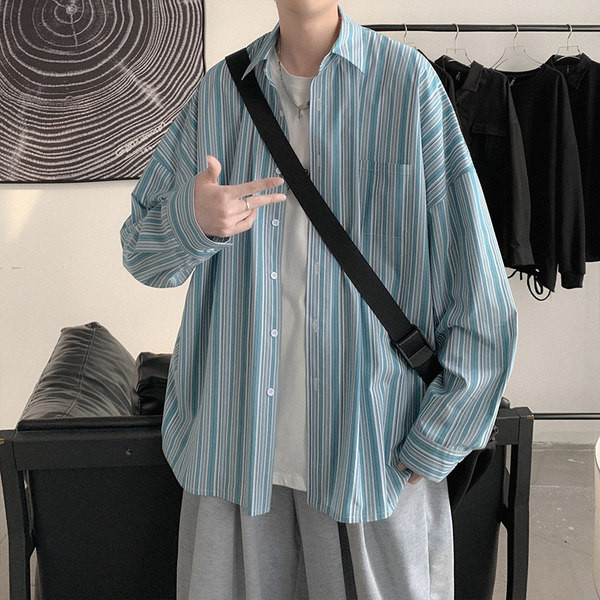 Cămașă lată în dungi, cu nasturi