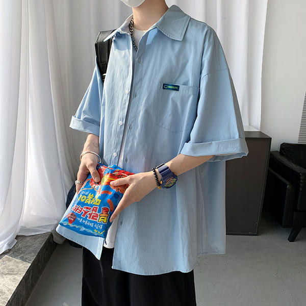 Ανδρικό μονόχρωμο πουκάμισο με κοντά μανίκια και τσέπες