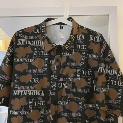 Vīriešu krekls ar aplikāciju un īsām piedurknēm