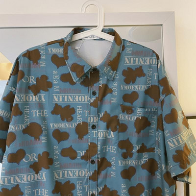 Vīriešu krekls ar aplikāciju un īsām piedurknēm