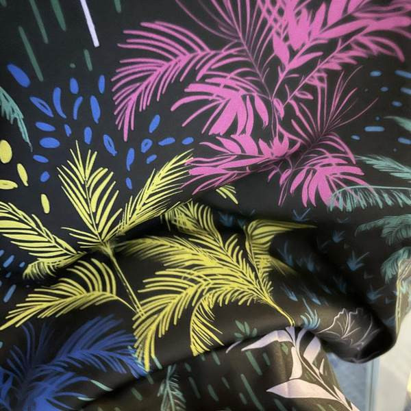 Cămașă pentru bărbați cu model floral și guler clasic