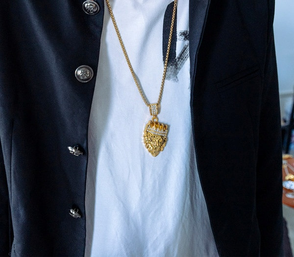 Stilinga vyriška grandinėlė su pakabuku ir dekoratyviniais akmenimis